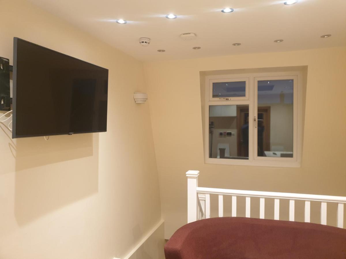London Luxury 3 Bedroom 2 Bathrooms Flat 1 Min To Redbridge Station Free Parking & Wifi Wanstead Екстериор снимка